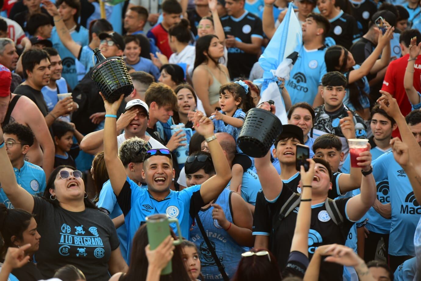 Banderazo de Belgrano en la previa del clásico con Talleres. (Nicolás Bravo / La Voz).