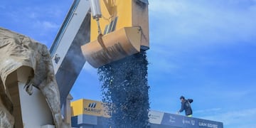 La planta de asfalto en operación, optimizando los trabajos de reparación de calles en Ushuaia.