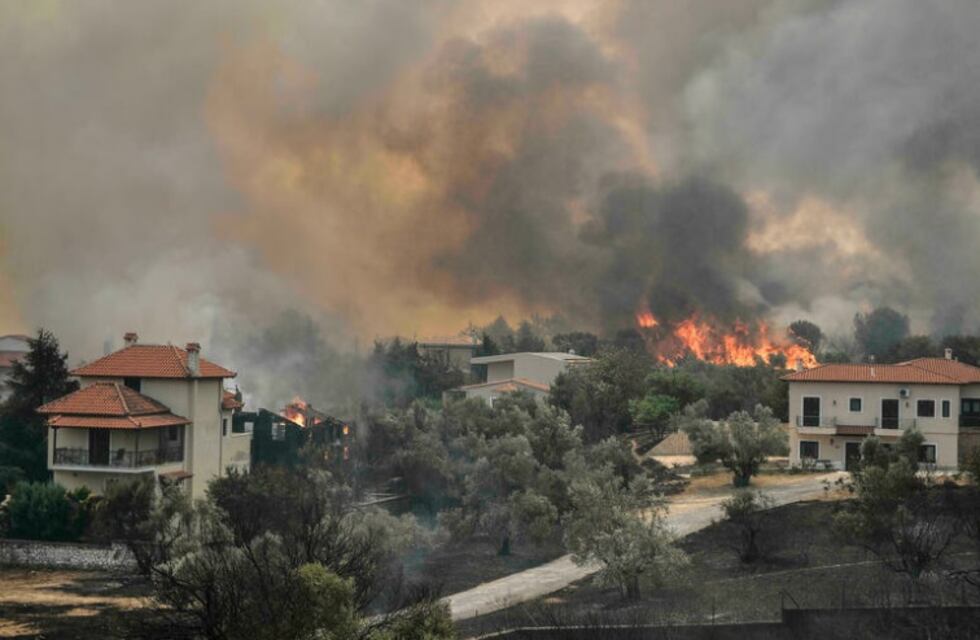 Grecia: por el calor y los incendios hicieron la evacuación más grande en la historia del país