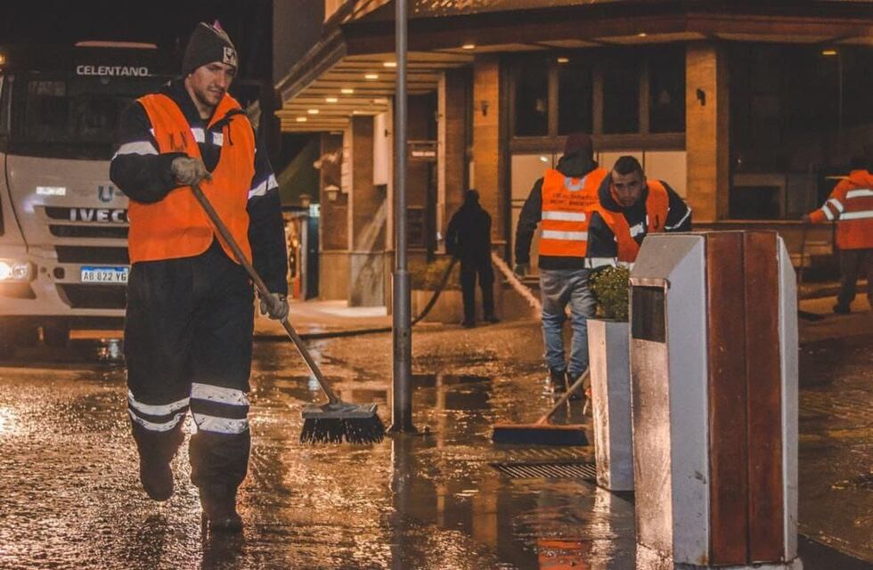 Continúa el operativo de barrido y limpieza de las veredas del circuito céntrico
