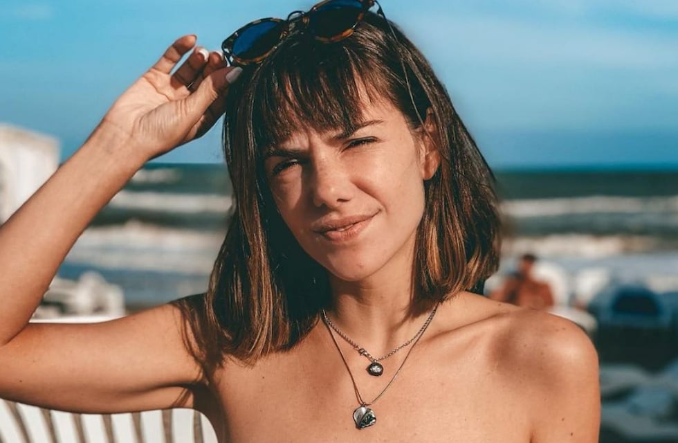 Julieta Nair Calvo lució un vestido blanco y deslumbró a sus fans