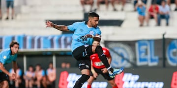 El goledor de Belgrano, y del Torneo de la Liga, no falló. Franco Jara anotó el 2-0 de penal para el Celeste en Uruguay (Prensa Belgrano).