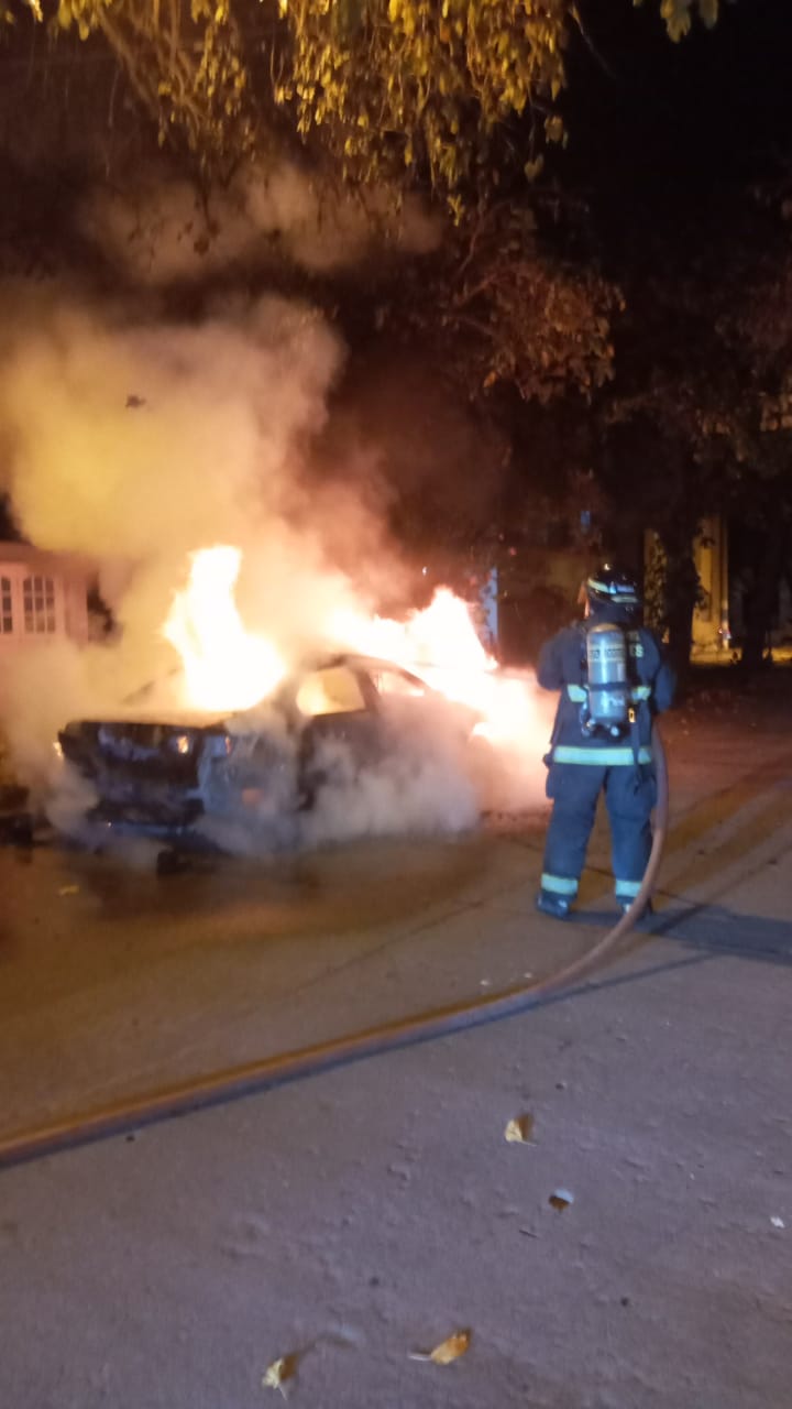 El auto de un exjuz de Rafaela que se prendió fuego en la noche del domingo