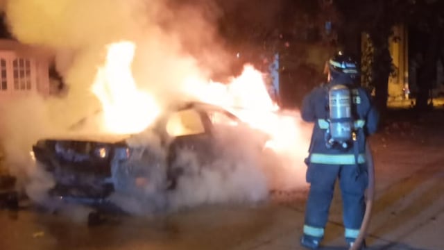 El auto de un exjuz de Rafaela que se prendió fuego en la noche del domingo