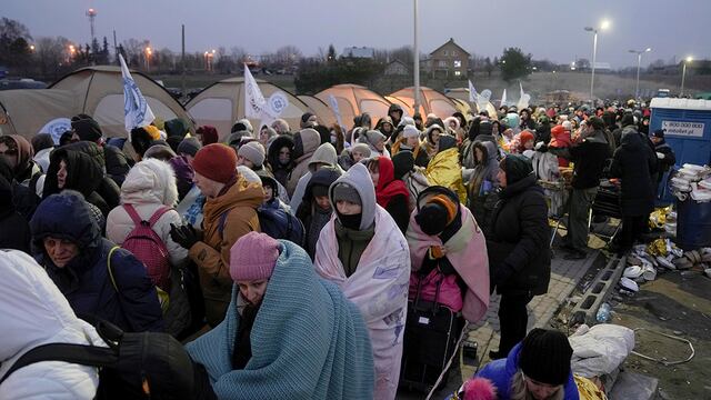 Los refugiados esperan en una multitud para el transporte después de huir de Ucrania y llegar al cruce fronterizo en Medyka, Polonia. (AP)