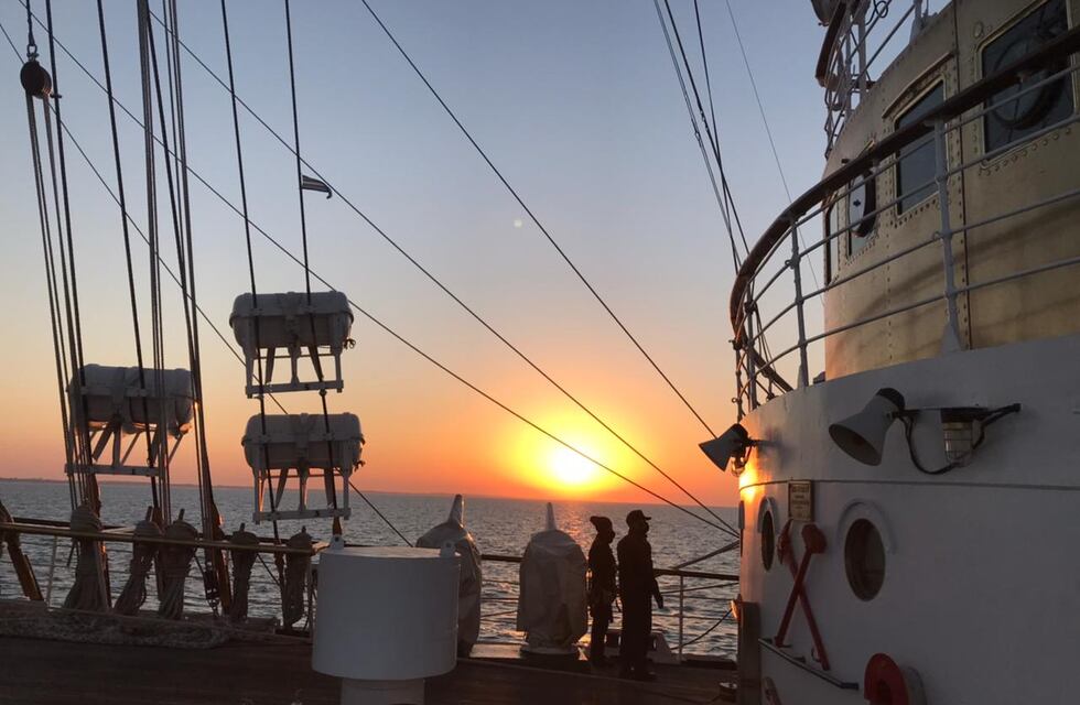 Fragata Libertad: comunicación con Hernán Tolosa, Teniente de Navío y su responsable de prensa