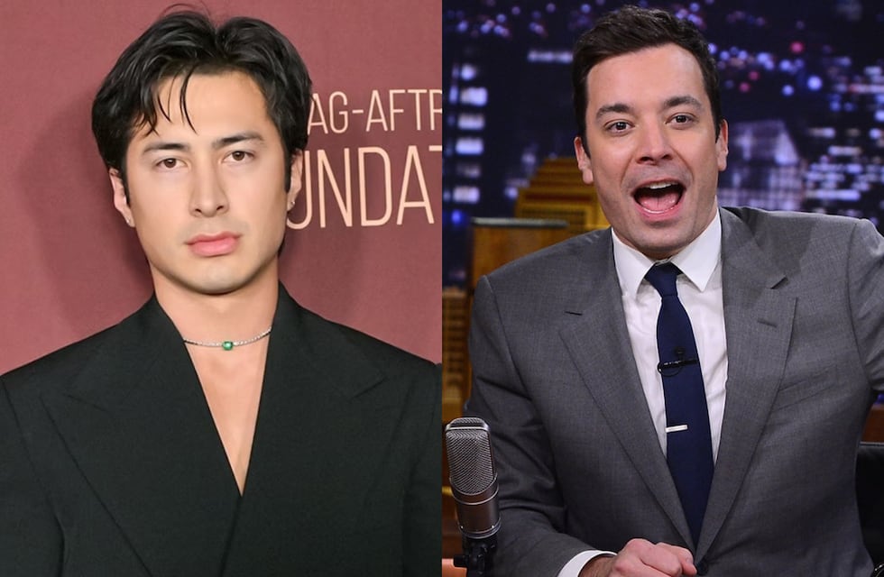 Hudson Williams, actor de Heated Rivalry, le enseñó jugadas poses de hockey a Jimmy Fallon y desató la locura total