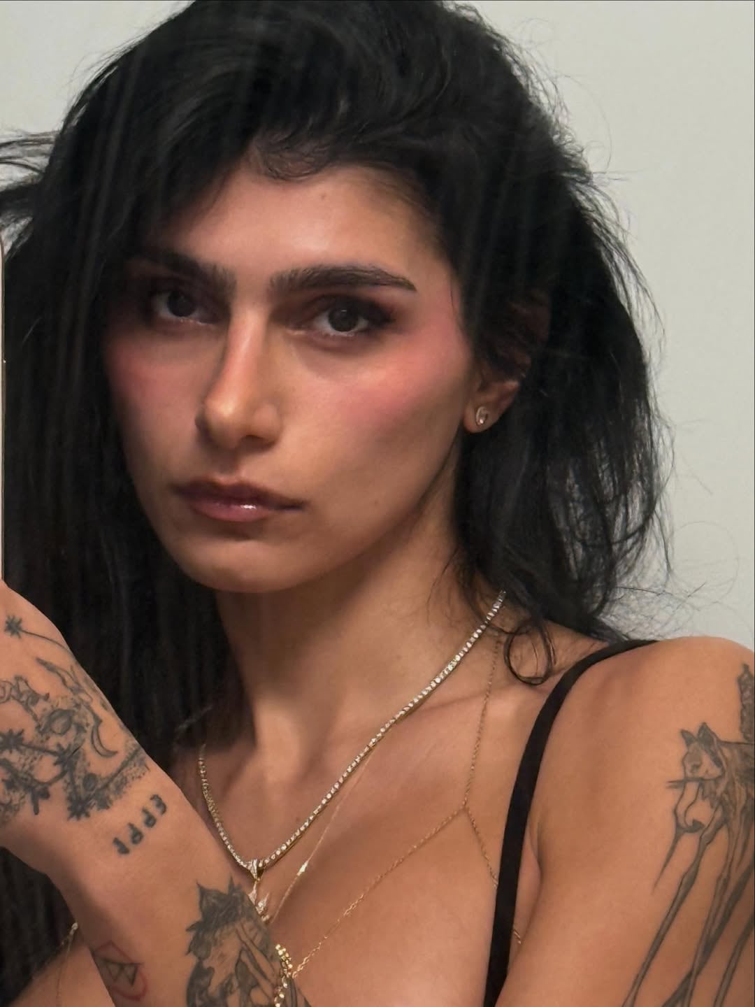 Plumas y ultra ajustado: Mia Khalifa marcó tendencia con la combinación de colores rojo y negro y deslumbró con un vestido muy diminuto