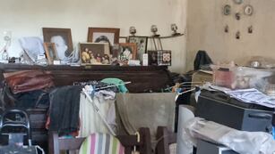 Así es la vivienda donde una mujer convivía con dos cadáveres.