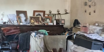 Así es la vivienda donde una mujer convivía con dos cadáveres.