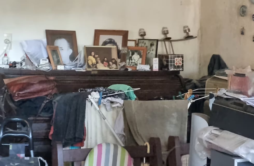 Imputaron a la mujer que vivía con los cadáveres de sus hermanos: las imágenes de la casa
