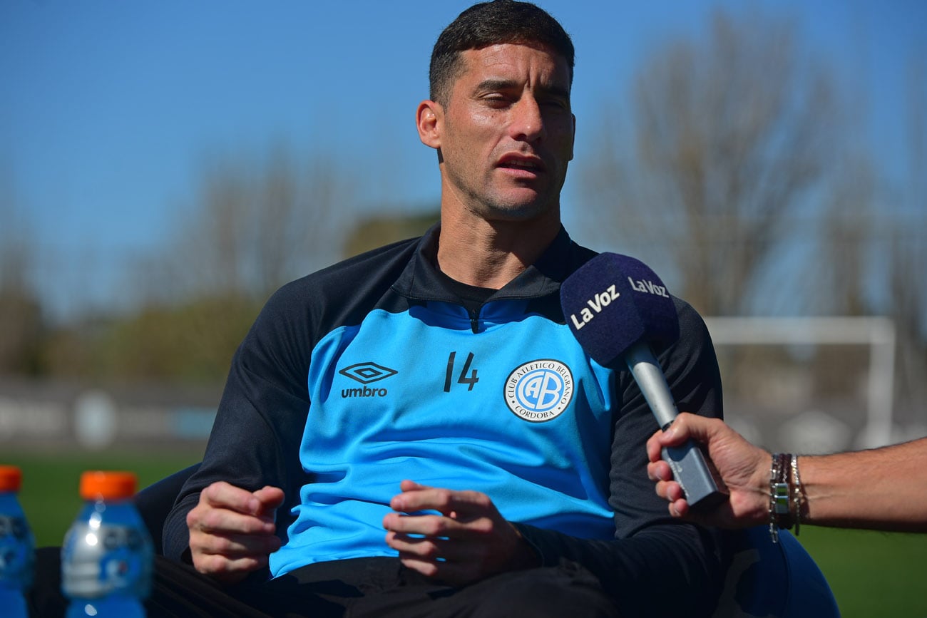 Leonardo Morales, defensor de Belgrano en el Podcast de Belgrano en el predio de Villa Esquiú, conducido por Pablo Ocampo.  (Nicolás Bravo / La Voz)