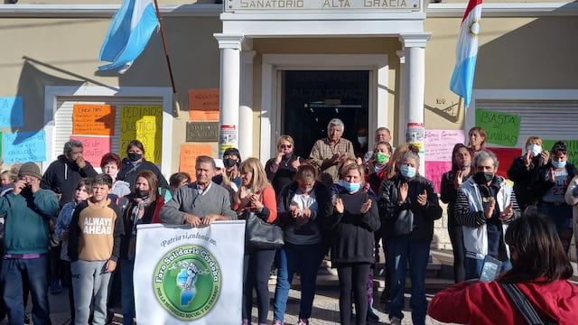Protesta frente al Sanatorio Alta Gracia.