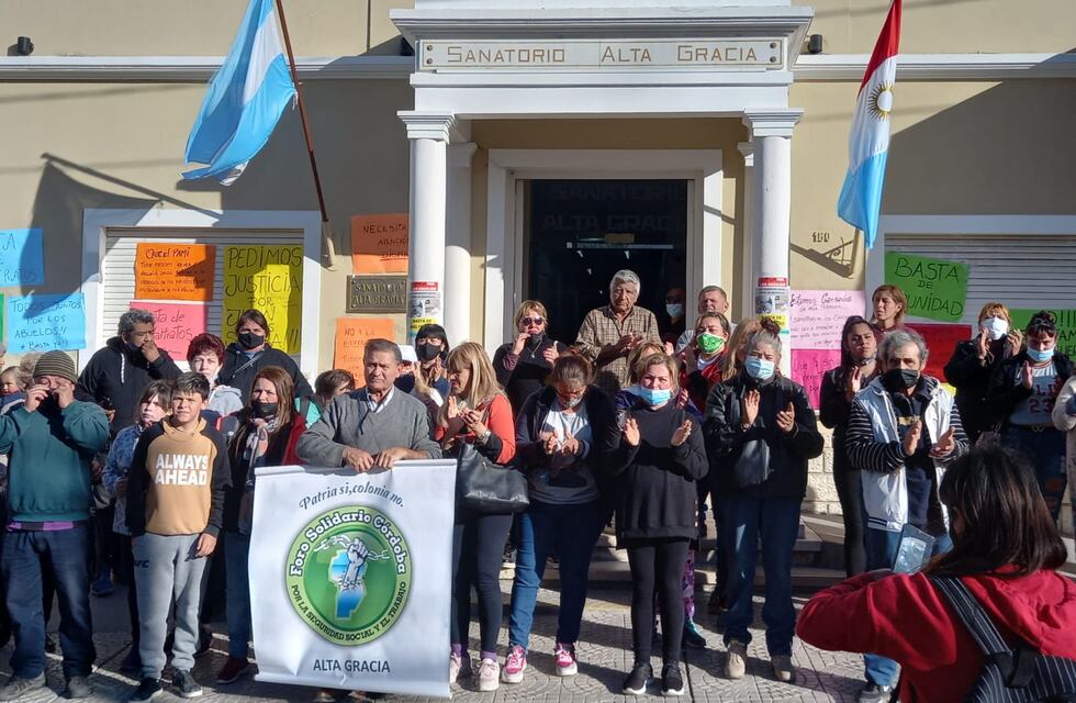 Caso Sanatorio de Alta Gracia: Héctor fue dado de alta y vecinos manifestaron frente al nosocomio