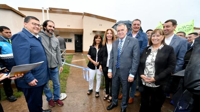 Jaldo encabezó la entrega de viviendas en Las Talitas
