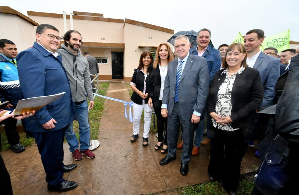 Jaldo encabezó la entrega de viviendas en Las Talitas