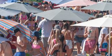 Cientos de jóvenes se autoconvocaron en la playa central de Miramar sin respetar medidas sanitarias por el coronavirus.