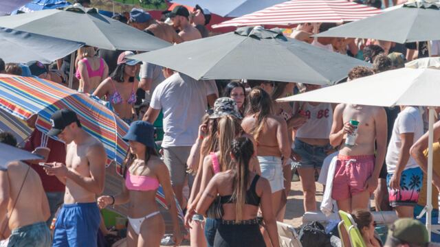 Cientos de jóvenes se autoconvocaron en la playa central de Miramar sin respetar medidas sanitarias por el coronavirus.