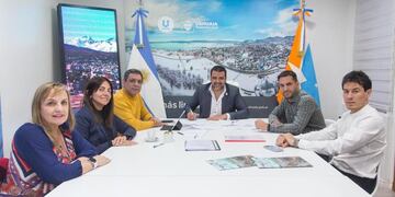 Firman convenio para tres importantes obras en Ushuaia