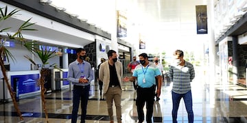 El ministro de Seguridad de la Provincia junto al jefe del Aeropuerto Internacional del Valle del Conlara y otros funcionarios en la terminal aérea. Gentileza ANSL/Grangetto