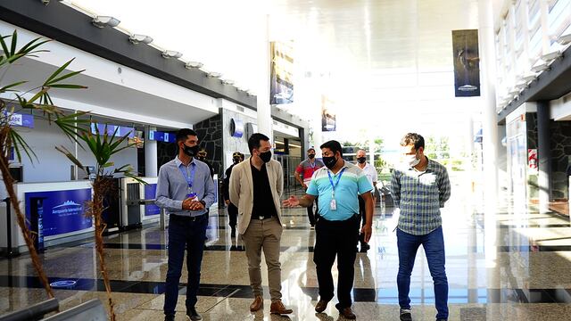 El ministro de Seguridad de la Provincia junto al jefe del Aeropuerto Internacional del Valle del Conlara y otros funcionarios en la terminal aérea. Gentileza ANSL/Grangetto