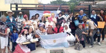 Posadas: festejaron el cumpleaños del abuelo difunto con trajes típicos del 25 de Mayo.