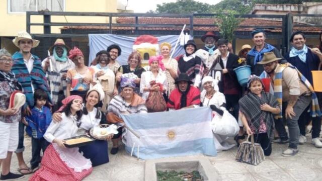 Posadas: festejaron el cumpleaños del abuelo difunto con trajes típicos del 25 de Mayo.