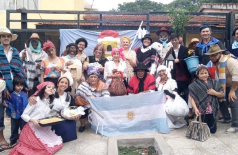 Posadas: festejaron el cumpleaños del abuelo difunto con trajes típicos del 25 de Mayo