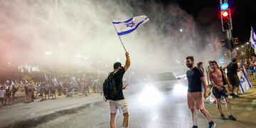 La policía israelí emplea un cañón de agua para dispersar a manifestantes que bloquean una calle en una protesta contra los planes del gobierno del primer ministro, Benjamin Netanyahu,  de reformar el sistema judicial, en Jerusalén, el domingo 23 de julio de 2023. Foto: AP / Ohad Zwigenberg.