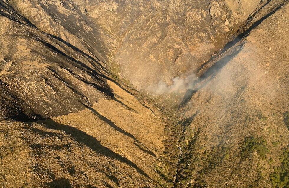 Bomberos lograron contener el incendio en el Cerro Champaquí, tras cinco días de trabajo