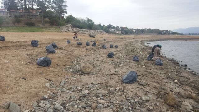 Limpieza de las costas del lago San Roque en Villa Carlos Paz. (Foto: Municipalidad VCP).