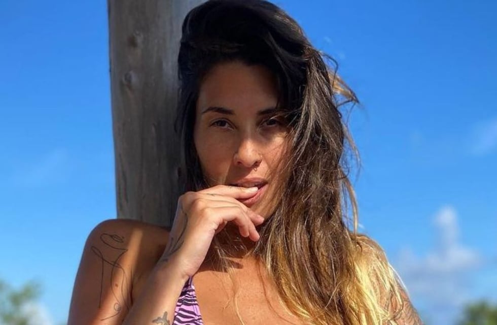 Desde las playas del caribe, Ivana Nadal se mostró con una microbikini acebrada