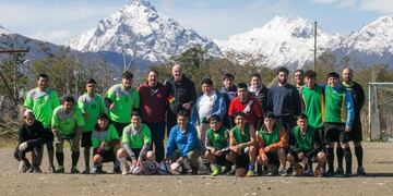 Ushuaia: entregan material deportivo al Centro de Residentes Bolivianos