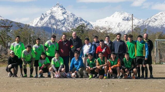 Ushuaia: entregan material deportivo al Centro de Residentes Bolivianos