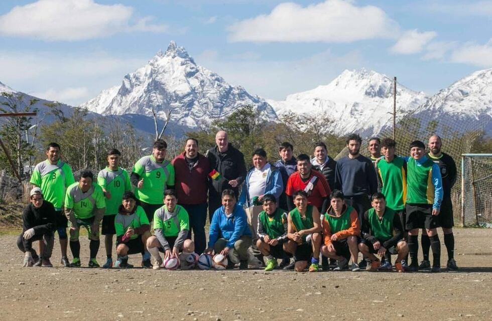 Ushuaia: entregan material deportivo al Centro de Residentes Bolivianos