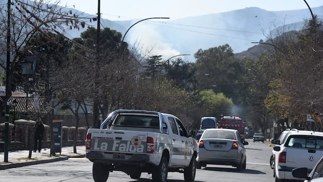 Continúa activo el incendio en la zona de La Falda y Huerta Grande. (La Voz)