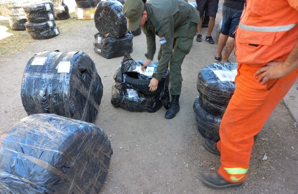 Incautaron en Rafaela 99 neumáticos y 252 kilos de hojas de coca