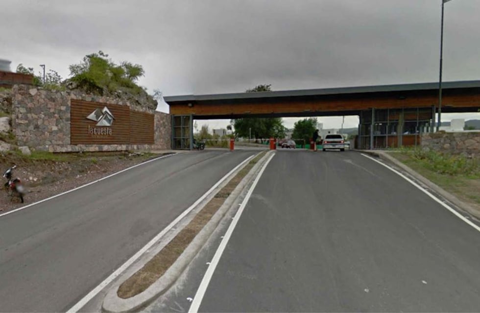 Robaron en un country de La Calera, escaparon a toda velocidad y destruyeron la entrada