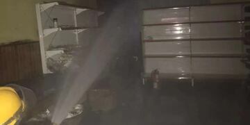 Bomberos apagaron las llamas de una panadería en Oberá.