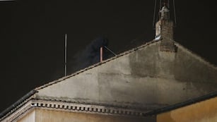 HUMO NEGRO. La Iglesia aún no tiene Papa (AP).