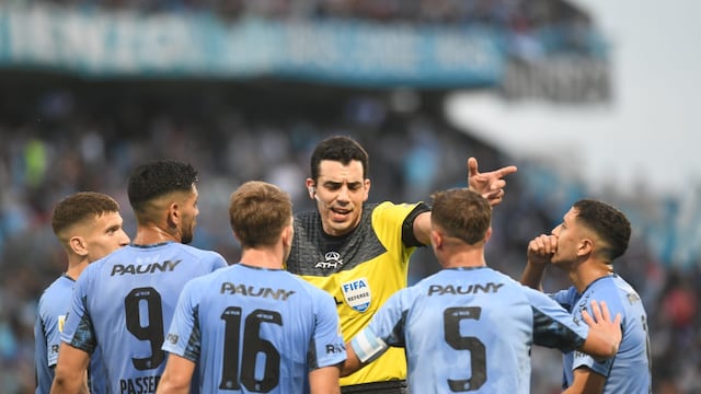 Belgrano se peleó con todos por el arbitraje. Un trago amargo el VAR (Javier Ferreyra / La Voz)