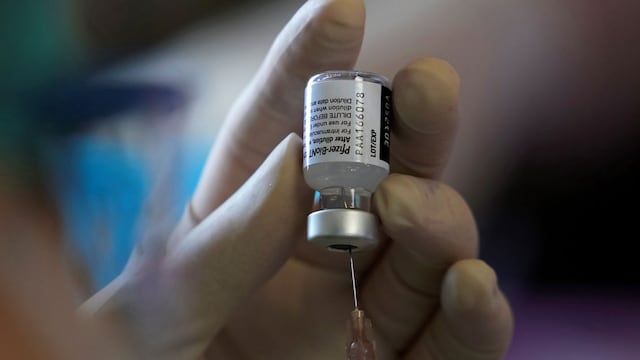Argentina ya tiene confirmada la llegada de un cargamento para aplicar 580.000 inyecciones. (AP/Sakchai Lalit)