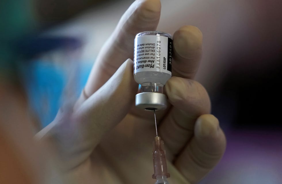 Coronavirus: postergarían la vacunación de adolescentes con Pfizer y la utilizarían como segunda dosis de Sputnik V