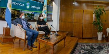 El gobernador de Mendoza y la ministrad e Salud provincial en plena conferencia con el presidente Fernández. (Archivo)