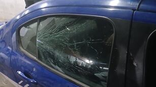 Los vecinos dañaron los móviles policiales en el procedimiento en barrio Villa Revol.