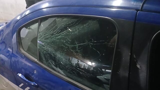 Los vecinos dañaron los móviles policiales en el procedimiento en barrio Villa Revol.