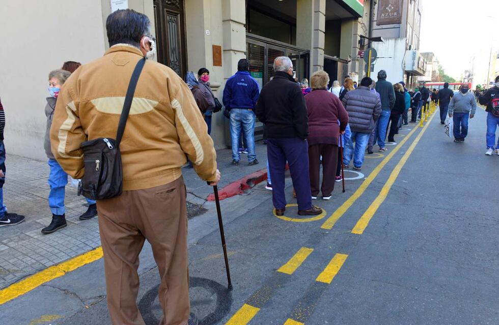 Aumento y bono para jubilados: un 15,53% y $7.000 para los que cobren el haber mínimo, buscando paliar la inflación