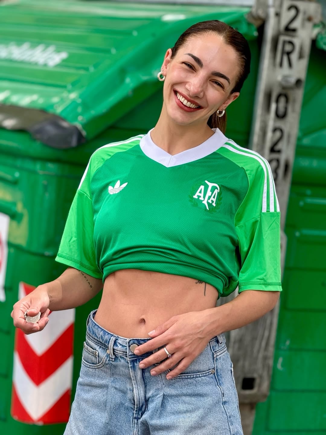 Thelma Fardin posó con un look urbano inspirado en la Selección Argentina y revolucionó Instagram