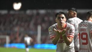 Alex Luna festeja el segundo gol de Instituto ante Gimnasia. (Facundo Luque / La Voz)