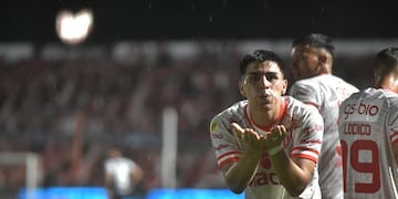 Alex Luna festeja el segundo gol de Instituto ante Gimnasia. (Facundo Luque / La Voz)
